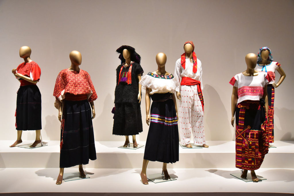 moda para occidente e indumentaria para comunidades indígenas